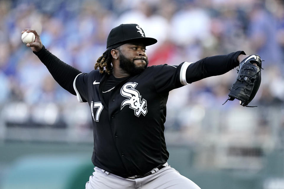 Chicago White Sox starting pitcher Johnny Cueto throws during the first inning of a baseball game against the Kansas City Royals Monday, May 16, 2022, in Kansas City, Mo. (AP Photo/Charlie Riedel)