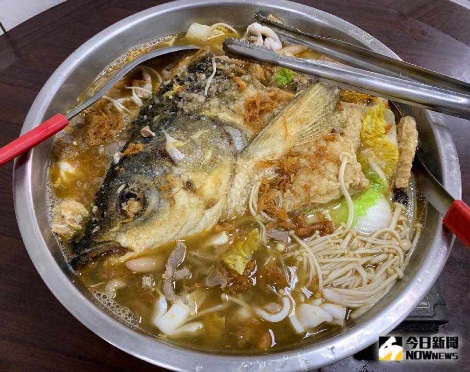 ▲魚頭及一整鍋美味的綜合料理。（圖／記者陳惲朋攝）