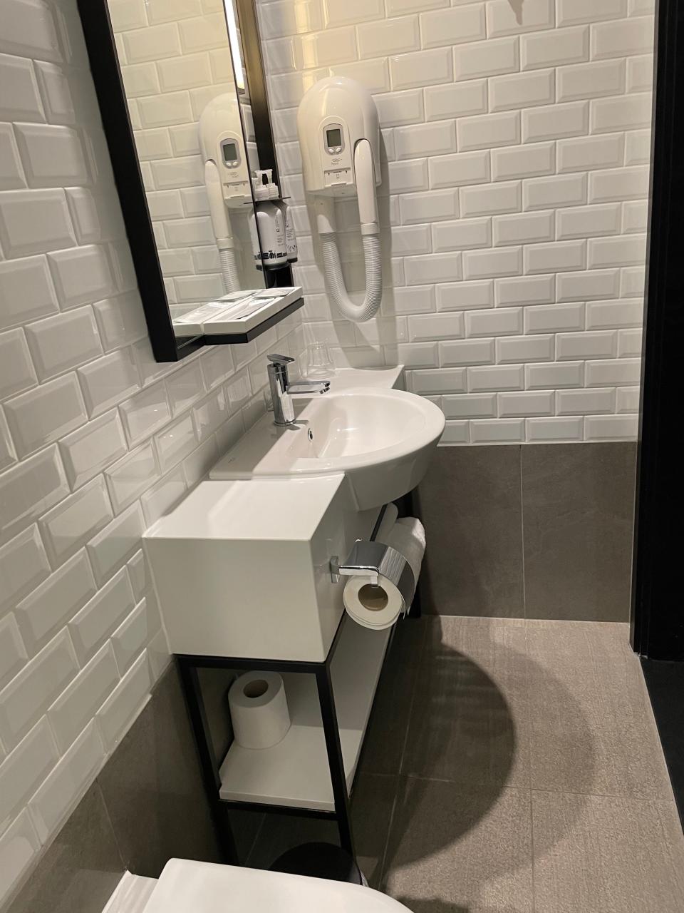 Aerotel's solo plus room's bathroom