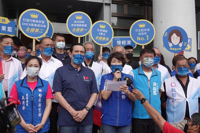 台東縣長饒慶鈴2日下午登記參選台東縣長，由前總統馬英九、議長吳秀華、市長張國洲及國民黨籍多名議員、里長、黨部全體人員陪同。（蔡旻妤攝）