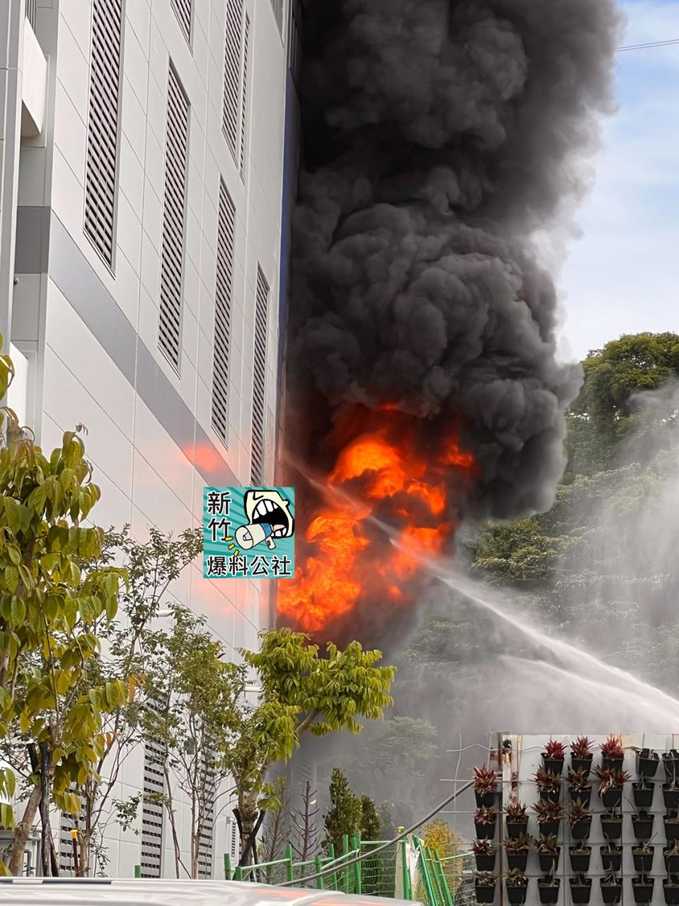 竹科發生火警，工廠冒出濃濃黑煙。（圖／翻攝自臉書「新竹爆料公社」）