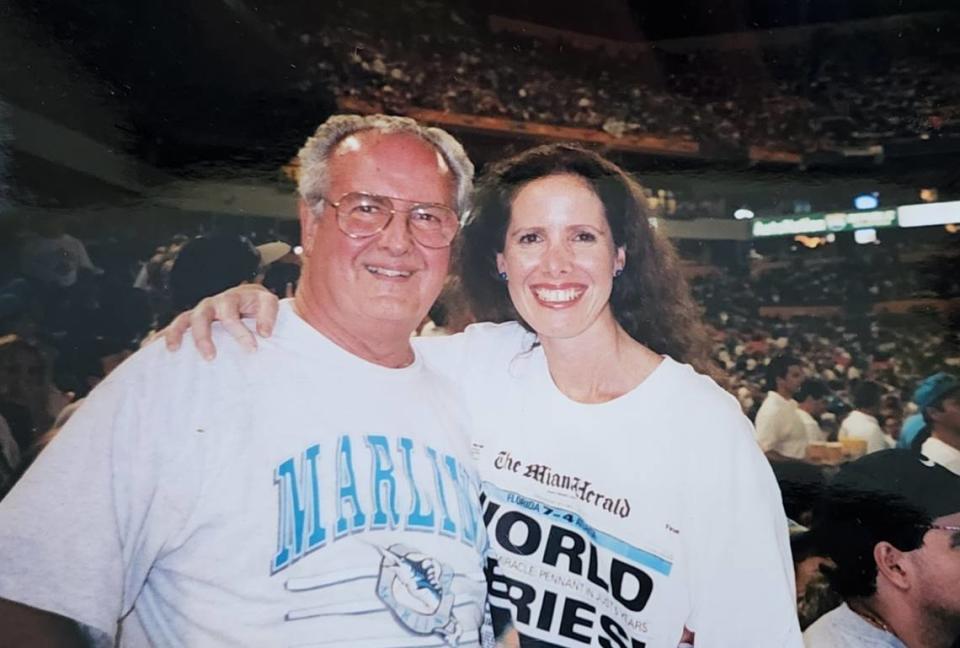 "Cuando los Marlins jugaron la Serie Mundial sorprendí a mi padre y lo llevé al sexto partido", comparte Patricia San Pedro (derecha) sobre un recuerdo con su padre, Tony San Pedro.