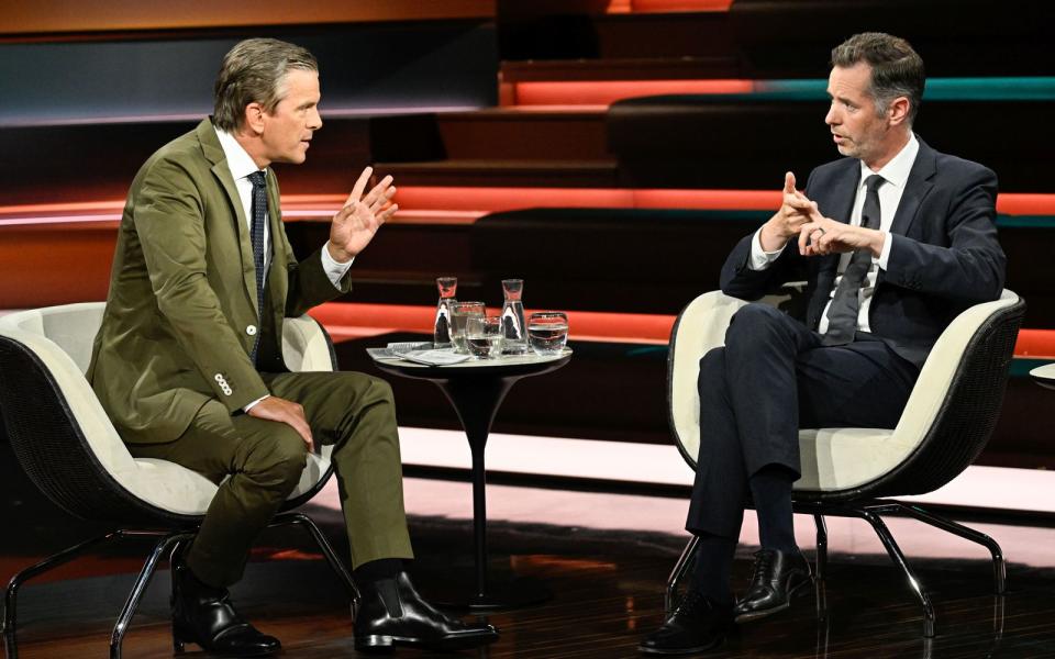 ZDF-Moderator Markus Lanz wollte von Christian Dürr wissen, wie realisitisch Wasserstoff als Energieträger wirkich ist. (Bild: ZDF / Markus Hertrich)