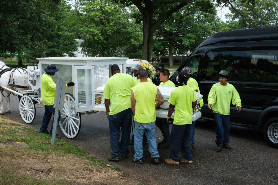 Cemetery workers carry Jamel Floyd’s coffin to the burial site at Greenfield Cemetery in Hempstead, N.Y., on June 30.<span class="copyright">Yuki Iwamura</span>