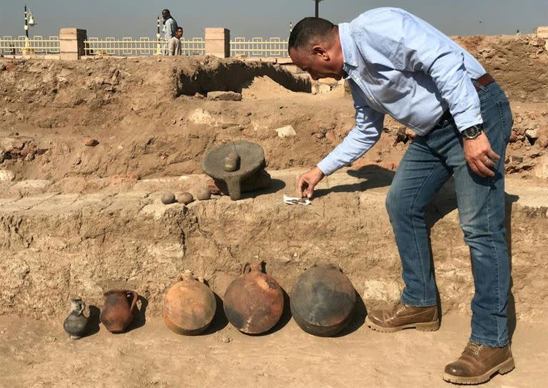 Mostafa Waziri, jefe del Consejo Supremo de Antigüedades de Egipto, inspeccionando algunas monedas descubiertas en una excavación de una "ciudad residencial completa de la época romana" de 1800 años de antigüedad en el corazón de la ciudad sureña de Luxor