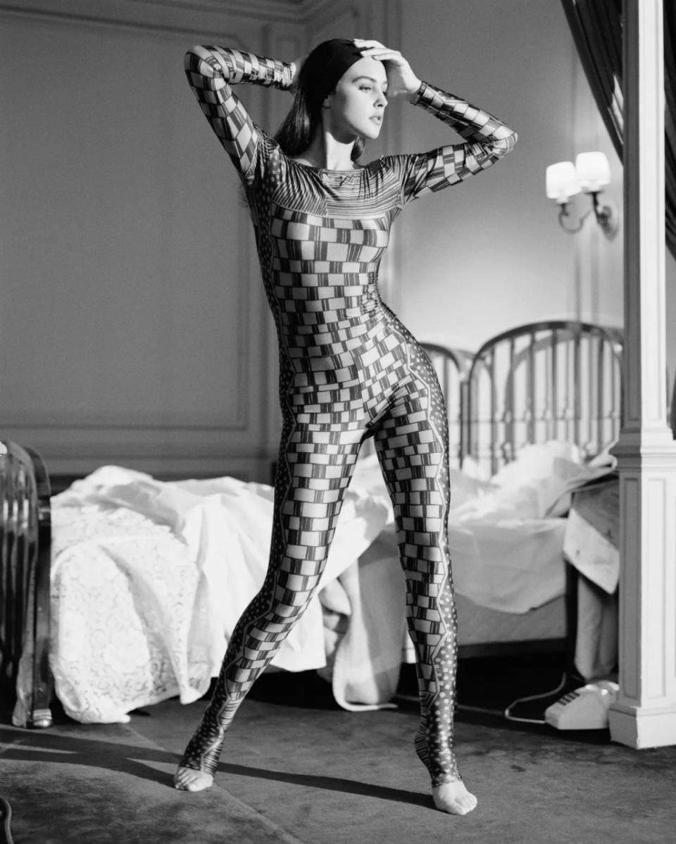 意大利模特兼女演員 Monica Bellucci 在 1990 年時穿上 Miyake 緊身連衣褲造型。 Getty Images 