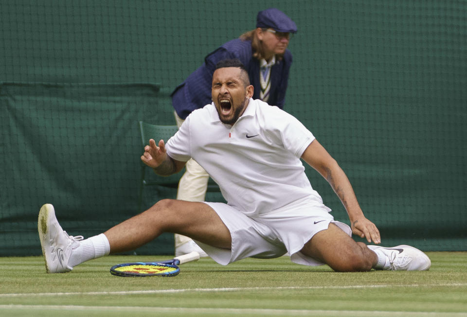 Nick Kyrgios en el momento de su resbalón durante el partido de primera ronda de Wimbledon frente al francés Ugo Humbert. (Foto: AELTC/ Jon Super / POOL / AFP / Getty Images).