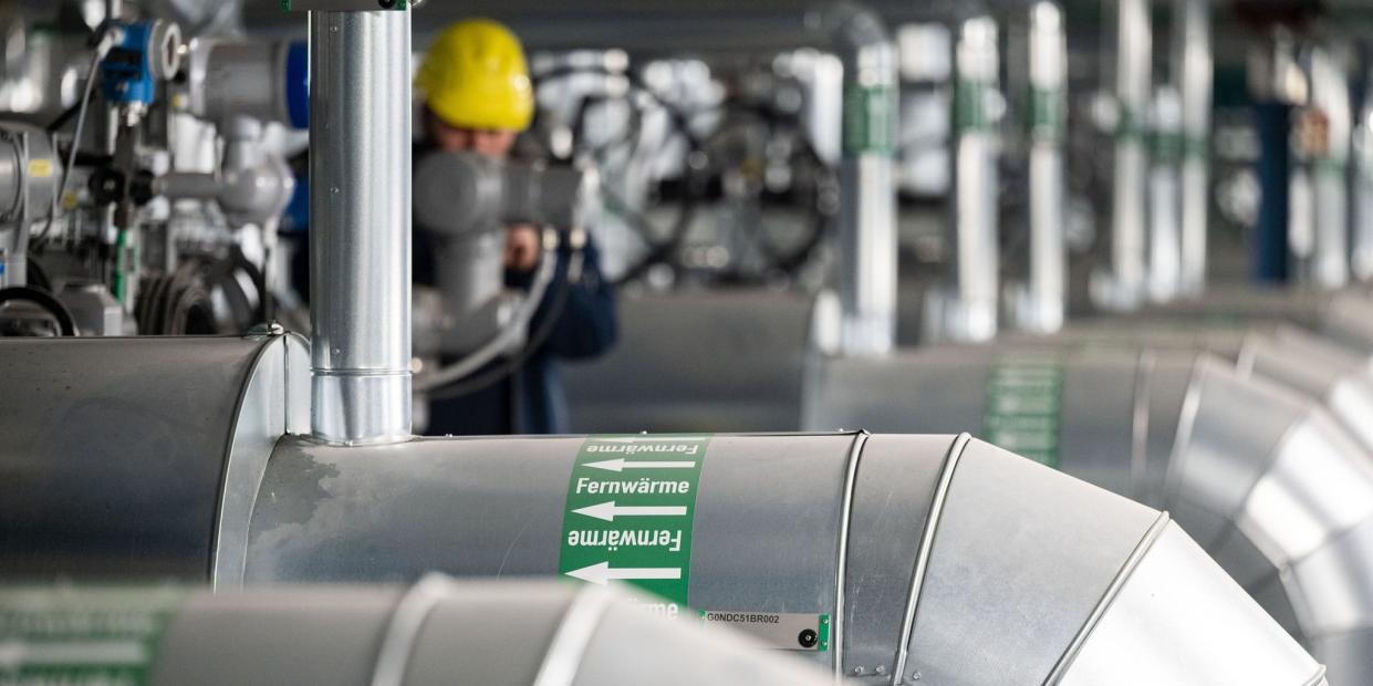 Ein Mitarbeiter des Energiekonzerns EnBW kontrolliert die Fernwärmeverteilerstation eines Kraftwerks.<span class="copyright">Marijan Murat/dpa/Symbolbild</span>