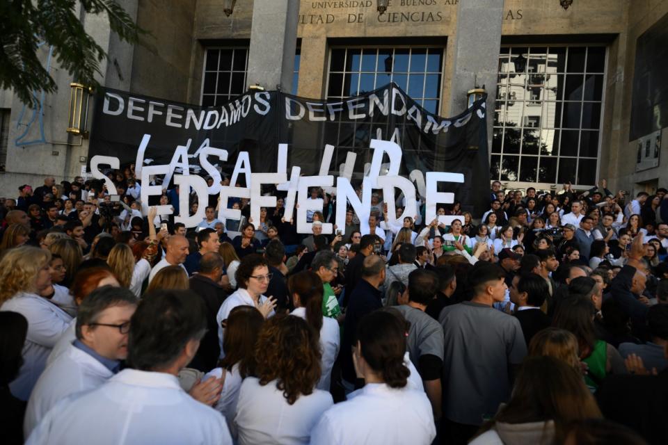 <span>Concentración frente a la Escuela Clínica Hospital José de San Martín para protestar contra el ajuste del presidente Javier Milei en Buenos Aires, el 18 de abril de 2024 </span><div><span>LUIS ROBAYO</span><span>AFP</span></div>