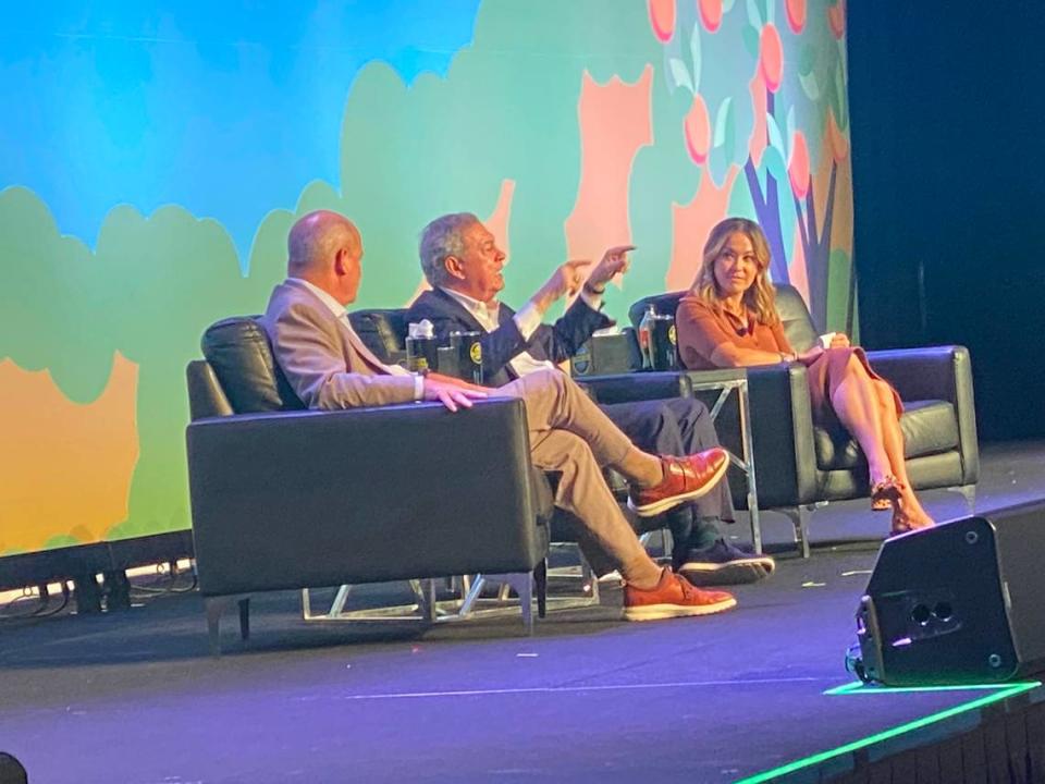 Dick Harpootlian (center) making a point as he and fellow Alex Murdaugh defense attorney Jim Griffin (left) addressed a CrimeCon crowd on Saturday, Sept. 23, 2023. Host ABC correspondent Eva Pilgrim is on the right.