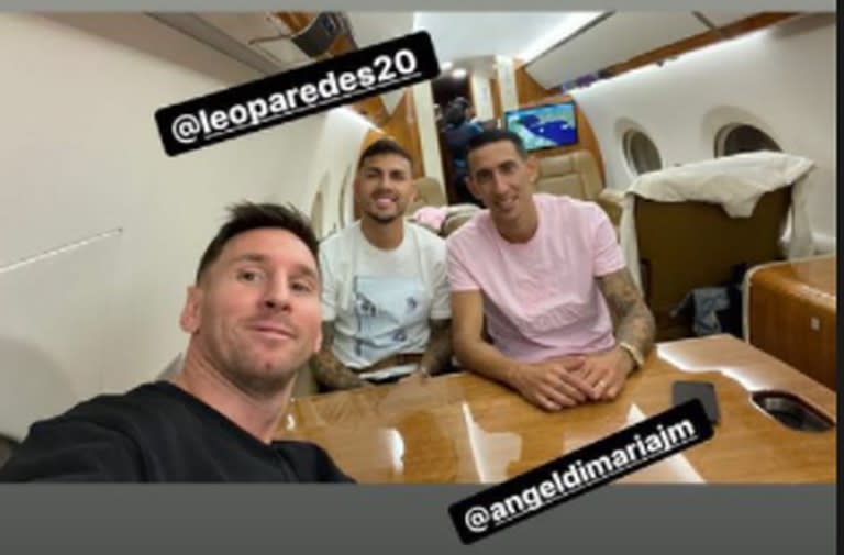 Messi, junto a Paredes y Di María, en el vuelo de regreso a París