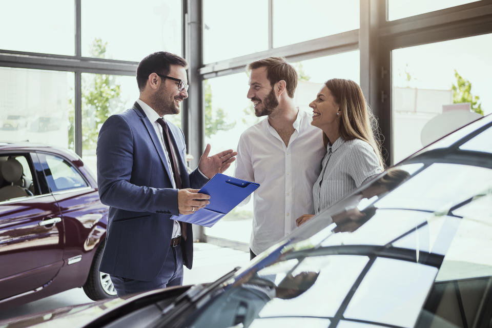 Tienes que tener muy claro algo cuando vayas a comprar un coche: los vendedores tienen como objetivos colocarte el producto al precio más alto posible. Foto: Getty Images. 