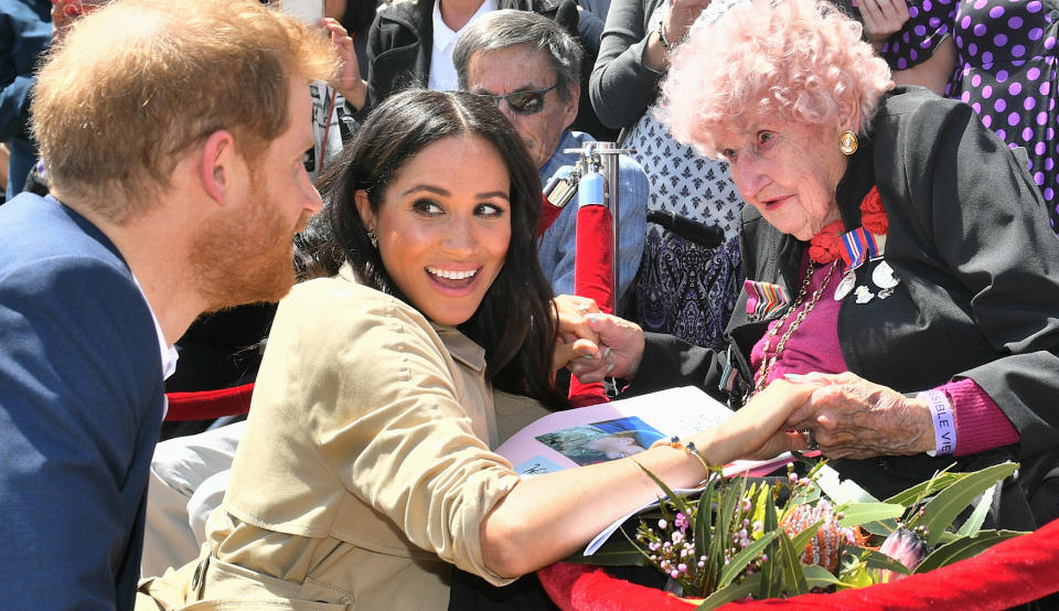 Auch der Armreif, den Meghan an ihrem rechten Handgelenk trug, gehörte einst Prinzessin Diana. (Bild: Getty Images)