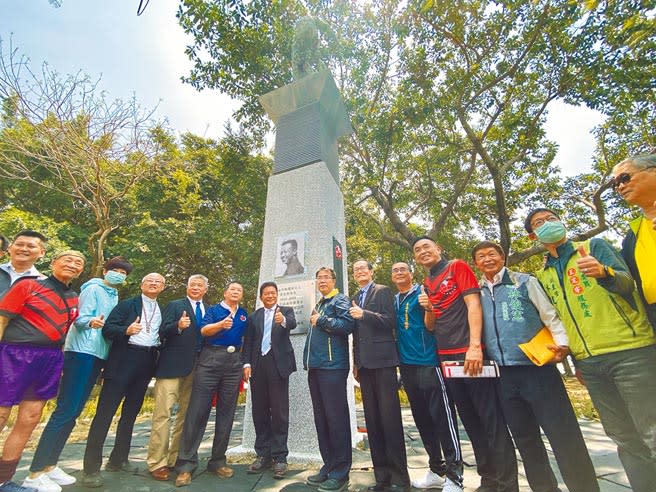 台南市橄欖球協會為「台南橄欖球之父」黃茂卿設紀念碑，昨天由台南市長黃偉哲（右七）、義大醫院院長杜元坤（右六）等人揭碑。（曹婷婷攝）