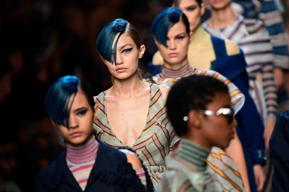 Gigi Hadid models blue hair and a graphic winged eyeliner at the Fendi Spring 2018 show. (Photo: Getty Images)