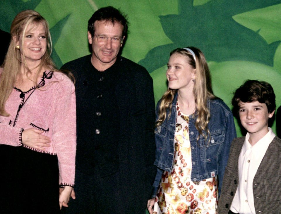 Bonnie Hunt, Robin Williams, Kirsten Dunst y Bradley Pierce en el estreno de 