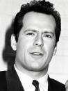 <p>Bruce Willis voit le jour le 19 mars 1955 à Idar-Oberstein, en Allemagne de l’Ouest. Son père, Américain, travaille pour l’armée U.S. et sa mère, Allemande, est mère au foyer. La famille repart s’installer aux Etats-Unis deux ans plus tard et Bruce grandit dans le New Jersey. </p>