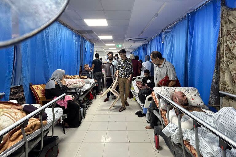 Imagen de pacientes y desplazados internos en el hospital Al-Shifa de la ciudad de Gaza el 10 de noviembre de 2023, en medio de los combates en curso entre Israel y el movimiento palestino Hamas.