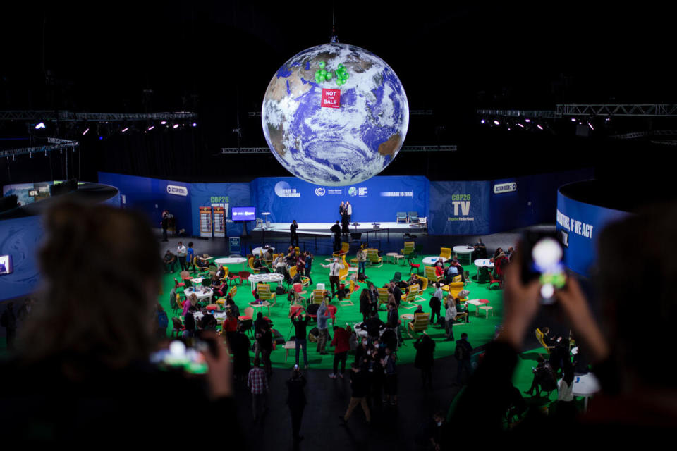 第26屆聯合國氣候大會在2021年10月31日至11月12日舉行，各國首領齊聚一堂檢視減碳義務和氣候行動，但也充斥著碳抵換與利益交換的討論。