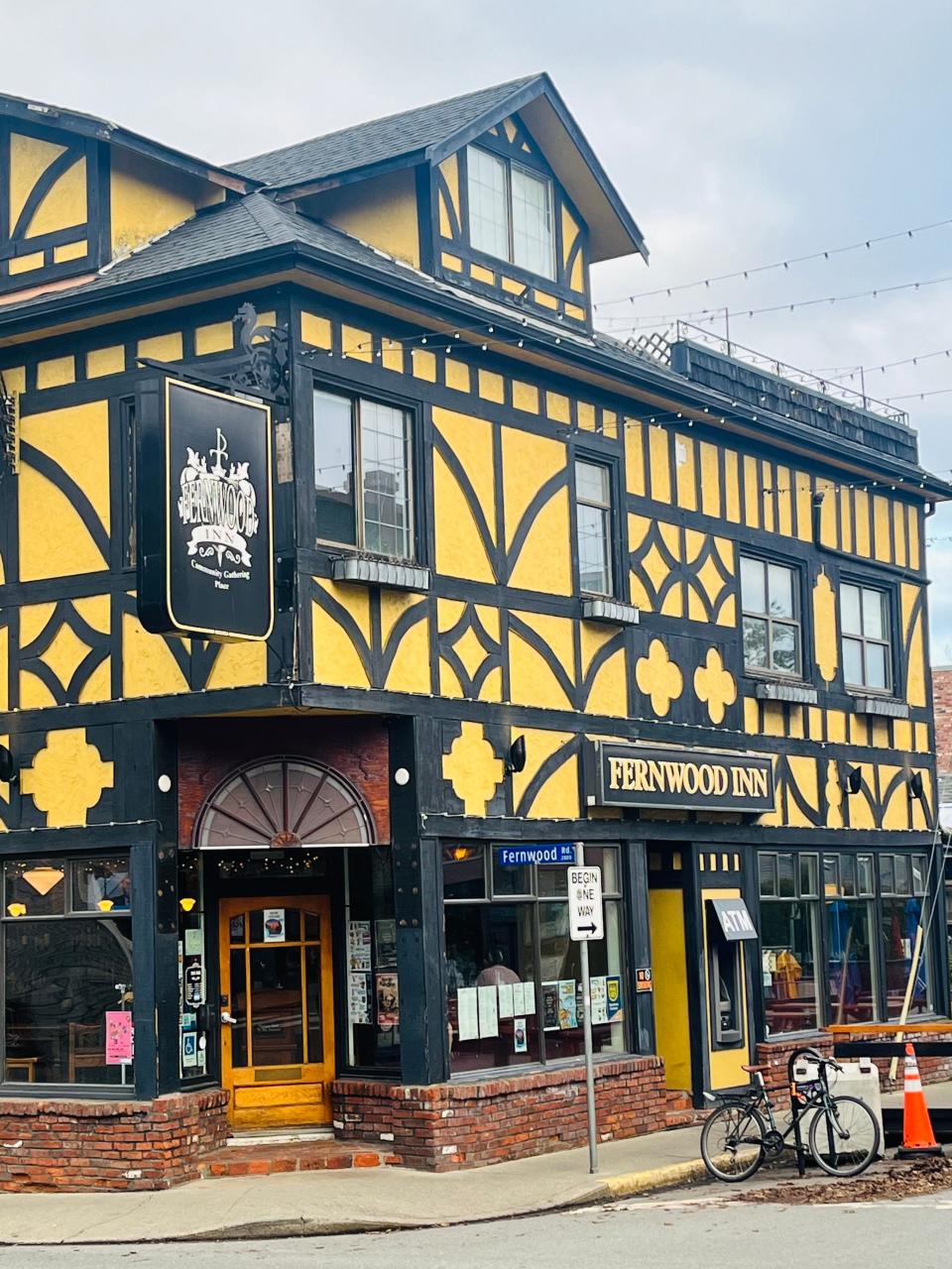 exterior shot of fernwood inn in victoria canada