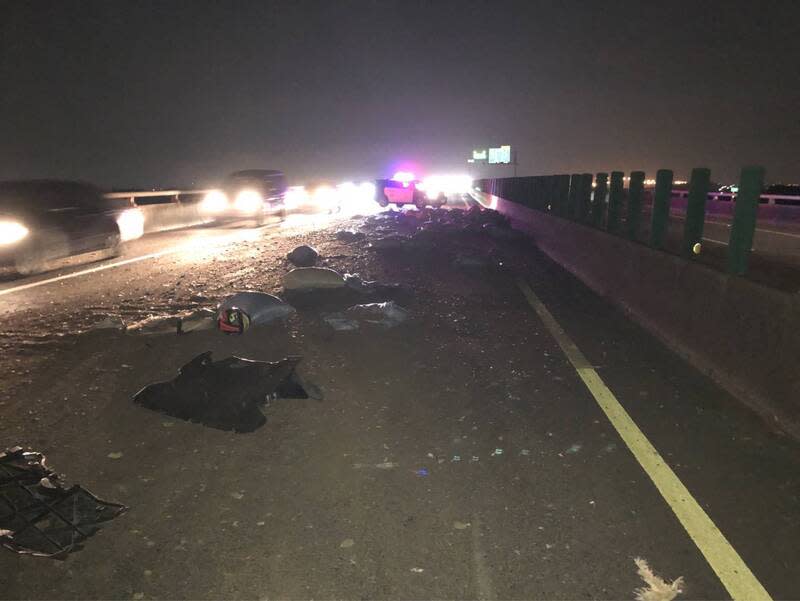 貨車雞糞肥料袋沿路掉落釀6車碰撞 警攔獲送辦 45歲蔡姓男子28日晚間駕駛裝載雞糞肥料袋的大貨車 要往屏東，因肥料袋沿路掉落，造成後方6車閃避不 及發生碰撞，蔡男在台88快速道路潮州段被警方攔 獲，全案依肇事逃逸罪嫌函請屏東地檢署偵辦。 （警方提供） 中央社記者李卉婷傳真  113年9月29日 