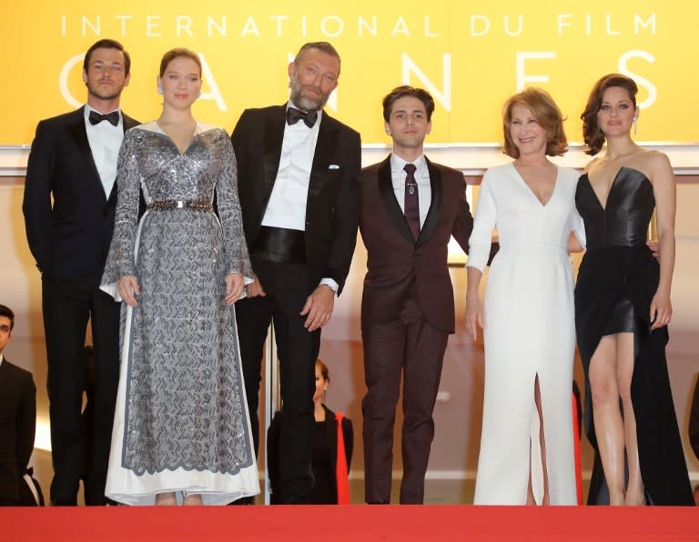 Marion Cotillard en robe Dior et Léa Seydoux en tenue Louis Vuitton, accompagnées par Gaspard Ulliel, Vincent Cassel, Xavier Dolan ainsi que Nathalie Baye, posent sur le red carpet du Festival de Cannes avant la projection du film “Juste la fin du monde”