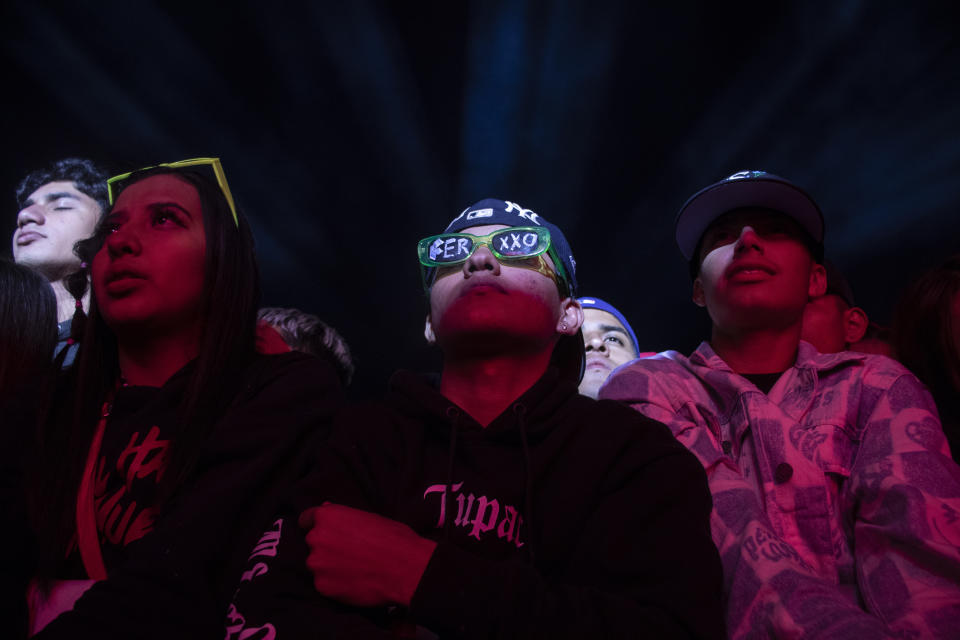 Fans de Anuel AA durante su presentación en el festival Coca-Cola Flow Fest en la Ciudad de México el 27 de noviembre de 2022. (Foto AP/Alejandro Godínez)