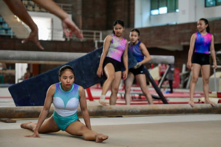 Rifda Irfanaluthfi (en primer término), primera gimnasta clasificada para los Juegos Olímpicos-2024, se entrena en Yakarta el 8 de junio de 2024 (BAY ISMOYO)