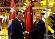 Cuba's President Raul Castro (R) shakes hands with Chinese Premier Li Keqiang during their meeting at Havana's Revolution Palace, Cuba September 24, 2016. REUTERS/Enrique de la Osa