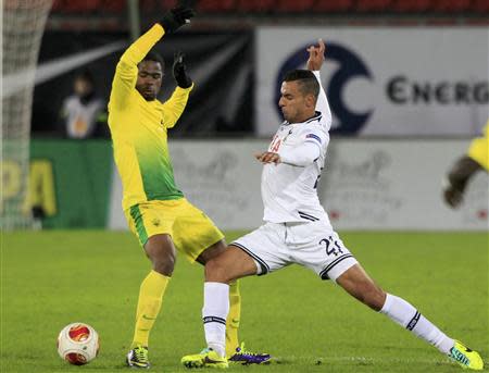 Anzhi Makhachkala's Abdul Razak (L) fights for the ball with Tottenham Hotspur's Nacer Chadli during their Europa League soccer match at the Saturn stadium in Ramenskoye, outside Moscow, October 3, 2013. REUTERS/Maxim Shemetov