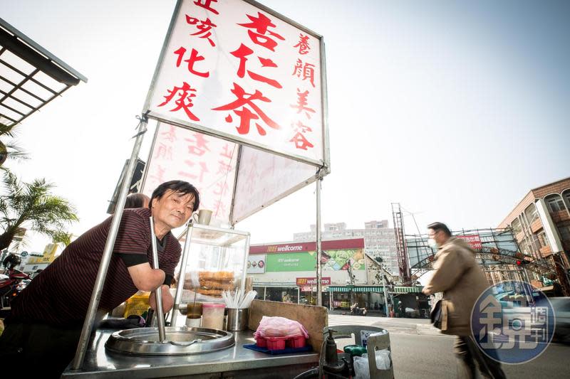 林建民雙手截肢後，拜師學煮杏仁茶，大多在台南擺攤。