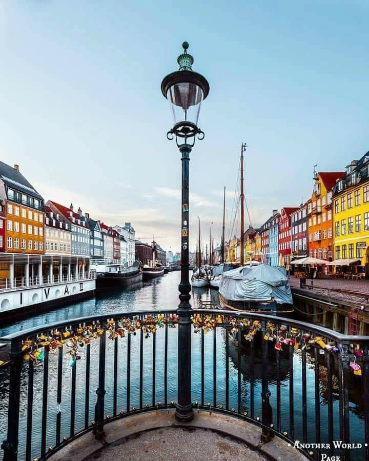 <p>Los daneses no solo son las personas más felices del planeta, sino que también inhalan uno de los aires más frescos, especialmente aquellos que habitan la ciudad de Copenhague. La calidad del aire en la ciudad podría atribuirse a un clima propicio que regala a su gente una vasta variedad de flora y que impregna el aire de una suave fragancia. </p>