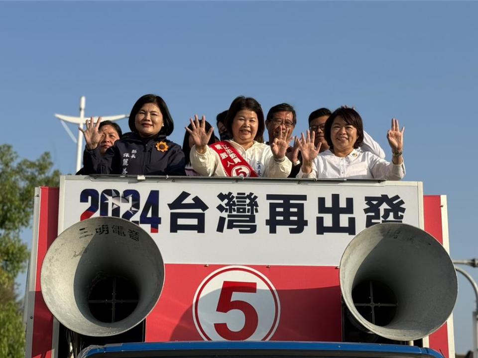 國民黨嘉義市立委候選人張秀華今天下午由市長黃敏惠、雲林縣長張麗善陪同車掃拜票。（張秀華提供／廖素慧嘉市傳真）