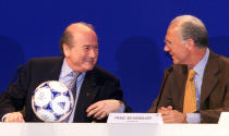 ZURICH, SWITZERLAND - JULY 06: FIFA ENTSCHEIDUNG - VERGABE WM 2006, Zuerich; DEUTSCHLAND IST AUSRICHTER DER WM 2006; Sepp BLATTER, Franz BECKENBAUER (Photo by Andreas Rentz/Bongarts/Getty Images)