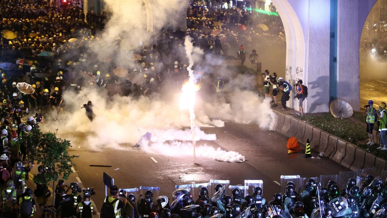 Polizisten feuern bei den Massenprotesten in Hongkong mit Tränengas auf die Demonstranten. Foto: Lo Kwanho/HK01