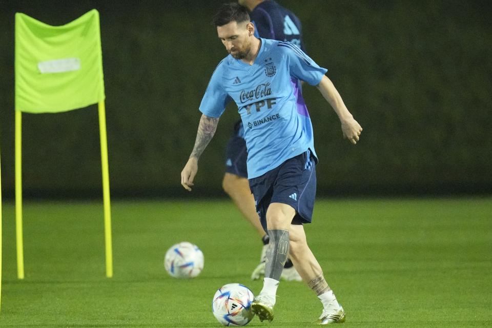Lionel Messi lleva la pelota durante la práctica de Argentina antes del partido ante Holanda por los cuartos de final del Mundial, en la Universidad de Qatar en Doha, Qatar, lunes 5 de diciembre, 2022. (AP Foto/Jorge Saenz)