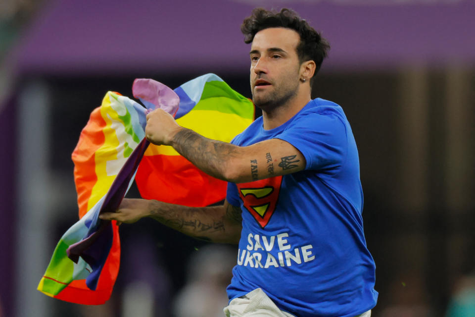 Un hombre saltó al campo con una bandera de la comunidad LGBT en el juego entre Portugal y Uruguay. (Foto: Odd ANDERSEN / AFP) (Photo by ODD ANDERSEN/AFP via Getty Images)