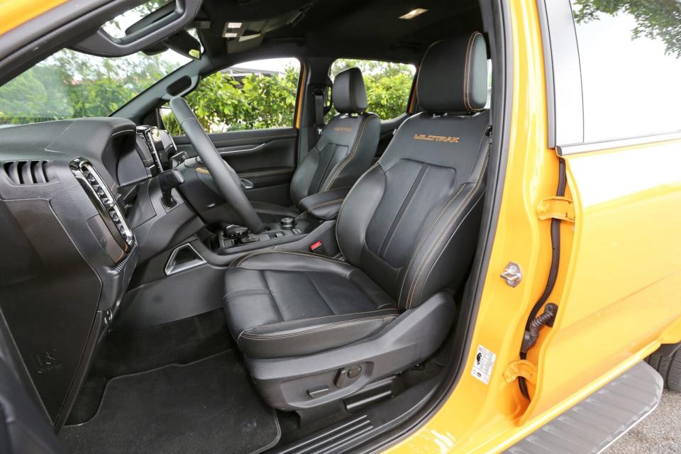 全車座椅除了接施以橘色車縫線點綴之外，雙前座的椅背上還有Wildtrak字樣刺繡，駕駛座更具備8向電動調整功能。