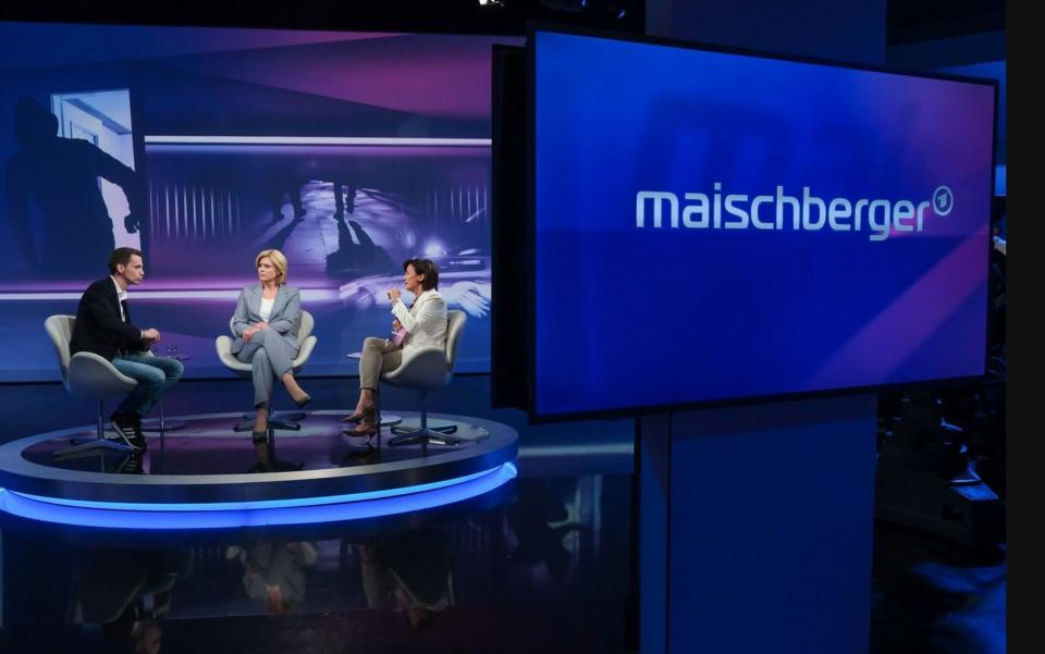 Sandra Maischberger (rechts) diskutierte am Mittwochabend mit Grünen-Vizefraktionschef Andreas Audretsch und CDU-Politikerin Julia Klöckner über das Gesetz zur Kindergrundsicherung. (Bild: WDR / Oliver Ziebe)