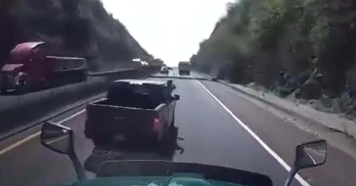 Criminales causan terror al disparar a un tráiler en la autopista Arco Norte. Foto: Captura de video X vía @herreleo