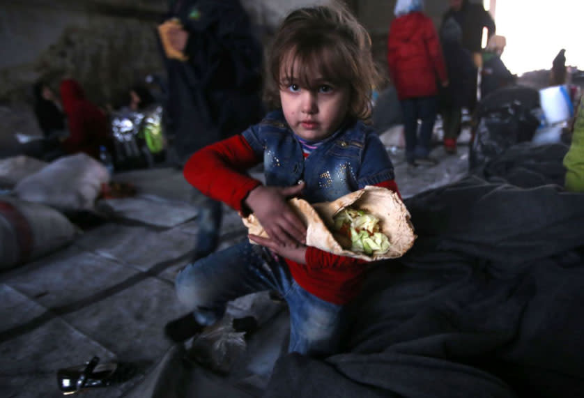 <p>Ein syrisches Mädchen, das mit seiner Familie aus einem von Rebellen besetzten Gebiet in Aleppo geflohen ist, trägt in einer Flüchtlingsunterkunft in der Nähe von Jibrin, östlich von Aleppo, Essen im Arm. (Bild: Youssef Karwashan/AFP/Getty Images) </p>