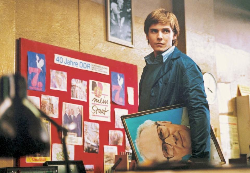 Am Abend des 40. Jahrestags der DDR erleidet Mutter Kerner einen Herzinfarkt und fällt ins Koma. Vom Mauerfall bekommt sie nichts mit. Als sie wieder erwacht, tut Sohn Alex (Daniel Brühl) so, als wäre nichts passiert - schließlich darf sich Mutti unter keinen Umständen aufregen! Mit "Good Bye, Lenin!" gelang Wolfgang Becker eine der sympathischsten Komödien über die Wende. (Bild: X-Verleih)