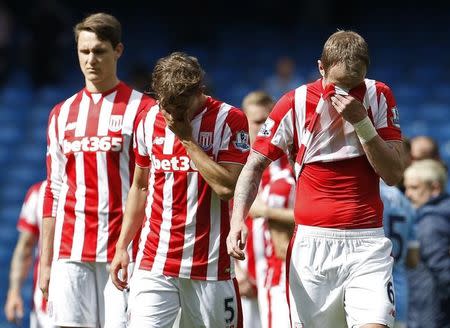 Football Soccer - Manchester City v Stoke City - Barclays Premier League - Etihad Stadium - 23/4/16 Stoke's Glenn Whelan and Marc Muniesa look dejected after the game Action Images via Reuters / Craig Brough Livepic