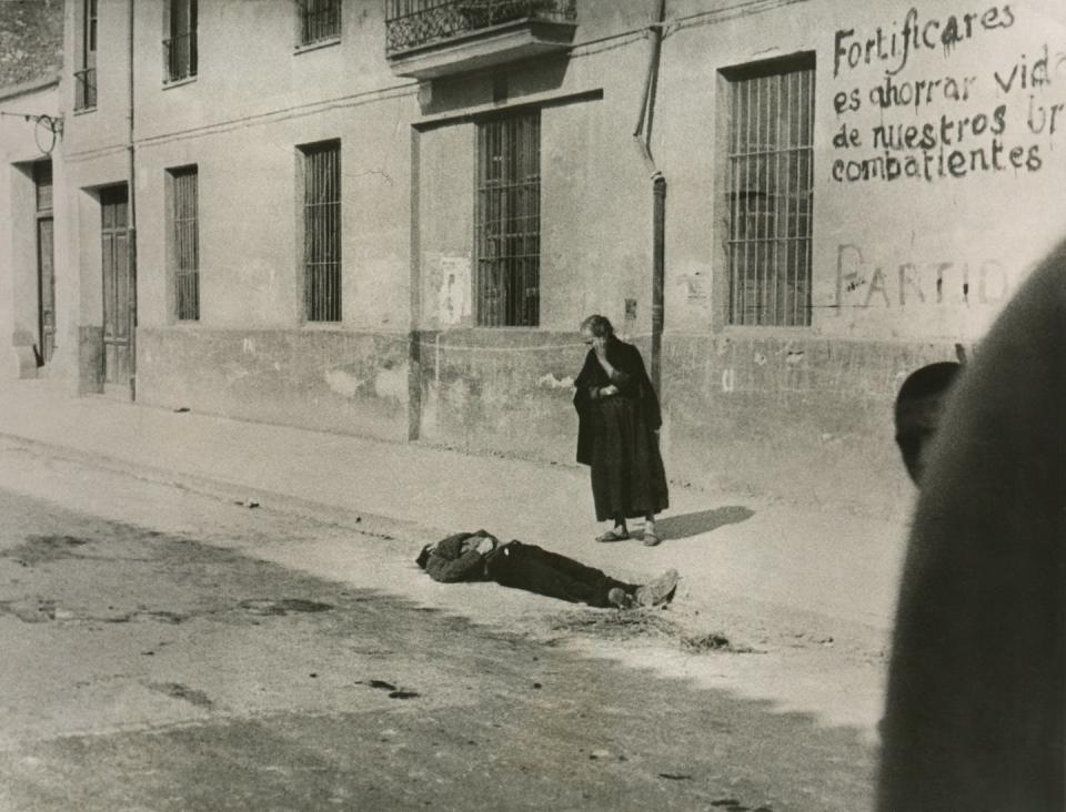 <span class="caption">Una madre observa el cadáver de su hijo, muerto en uno de los enfrentamientos de la Guerra Civil / shutterstock.</span>