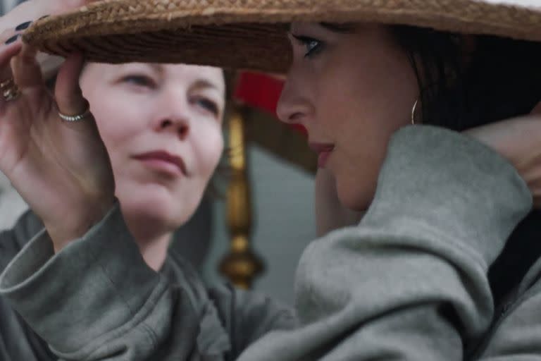 Olivia Colman y Dakota Johnson en The Lost Daughter (YANNIS DRAKOULIDIS/NETFLIX © 2021/)