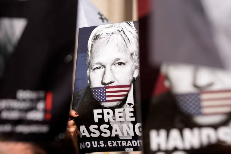 Manifestantes colocan carteles ante el Alto Tribunal en Londres, el lunes 20 de mayo de 2024. Una corte británica determinó el lunes que el fundador de WikiLeaks Julian Assange puede apelar su extradición a Estados Unidos por cargos de espionaje. (AP Foto/Kin Cheung)