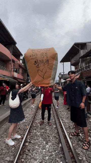 <strong>有韓國情侶於20日到平溪放天燈。（圖／翻攝畫面）</strong>