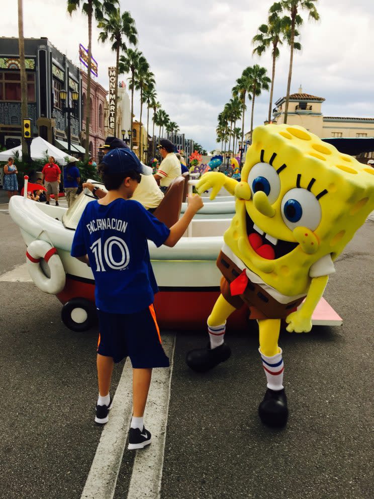 Sponge Bob greets an excited Canadian guest at Universal Studios. (Miriam Porter)