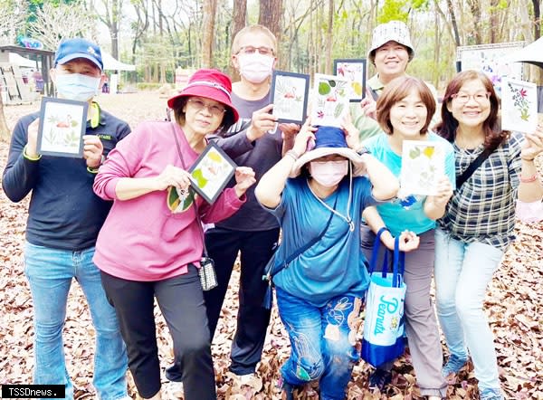 茂管處舉辦「漫步新威·植愛茂林」活動，民眾巧手把各種葉子組合成別具風格相框，欣喜帶回家珍藏。（記者陳真攝）