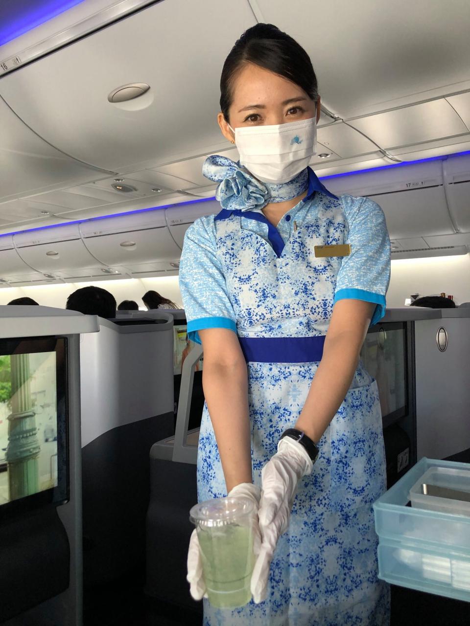 受疫情影響，航空公司收入大幅縮水，空服員等員工的收入也因此被削減許多。（示意圖／翻攝自臉書ANA.全球）